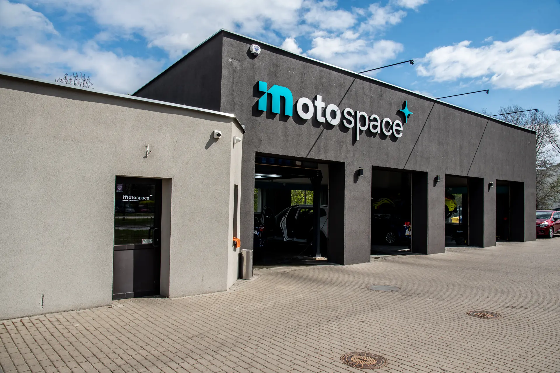 Budynek i stanowiska wjazdowe do myjni Moto Space