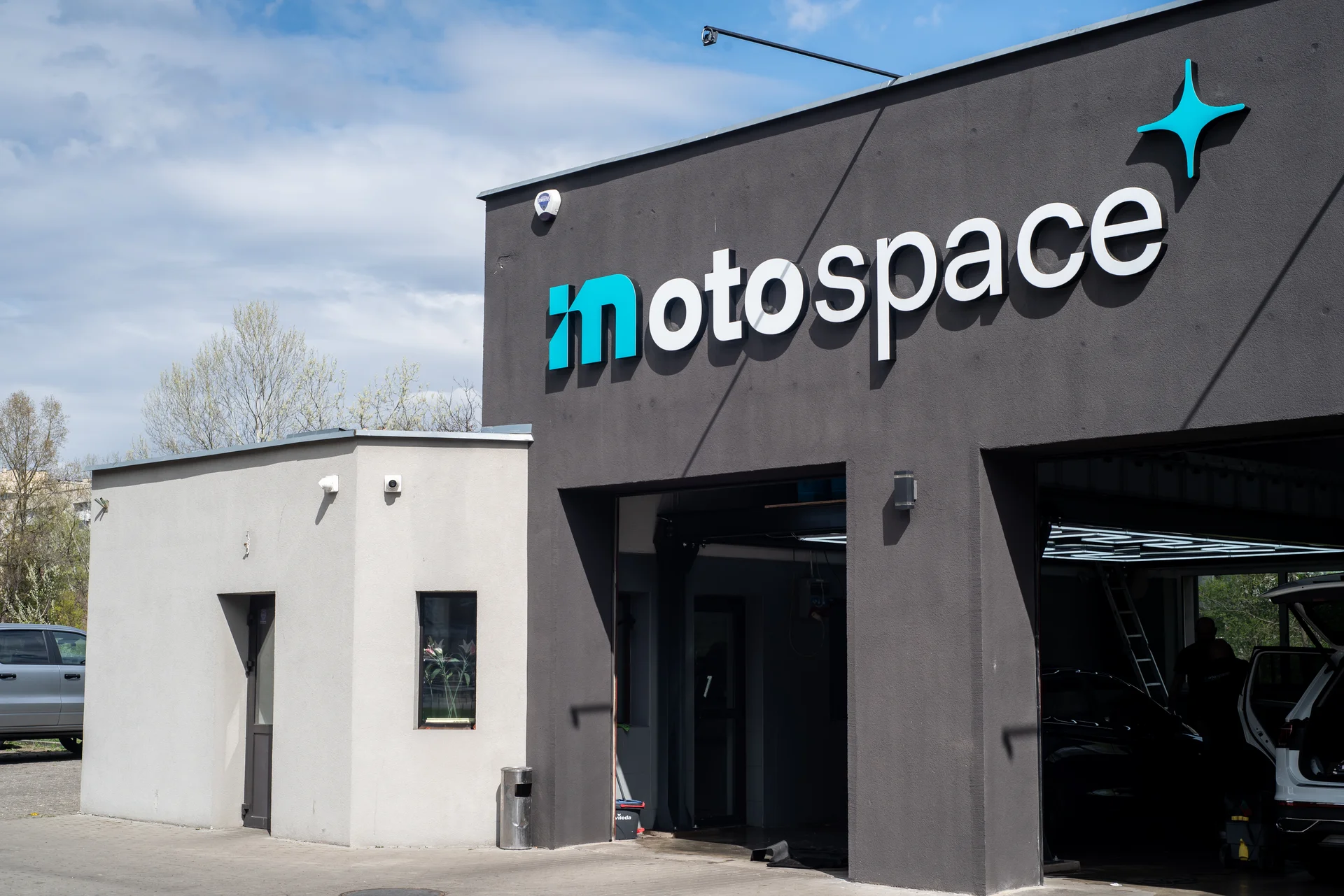 Budynek i front studia Moto Space Warszawa Tarchomin